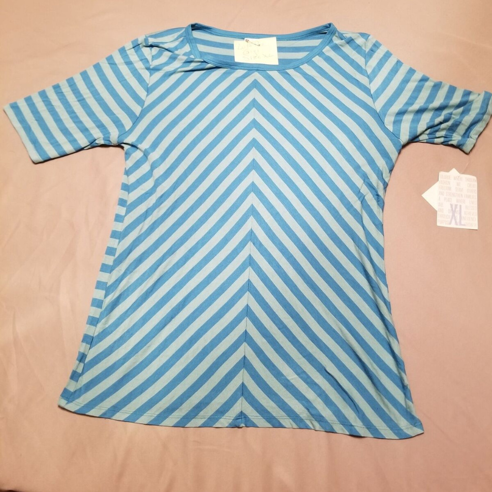 BNWT Lularoe Gigi Fitted Tee - Size XL